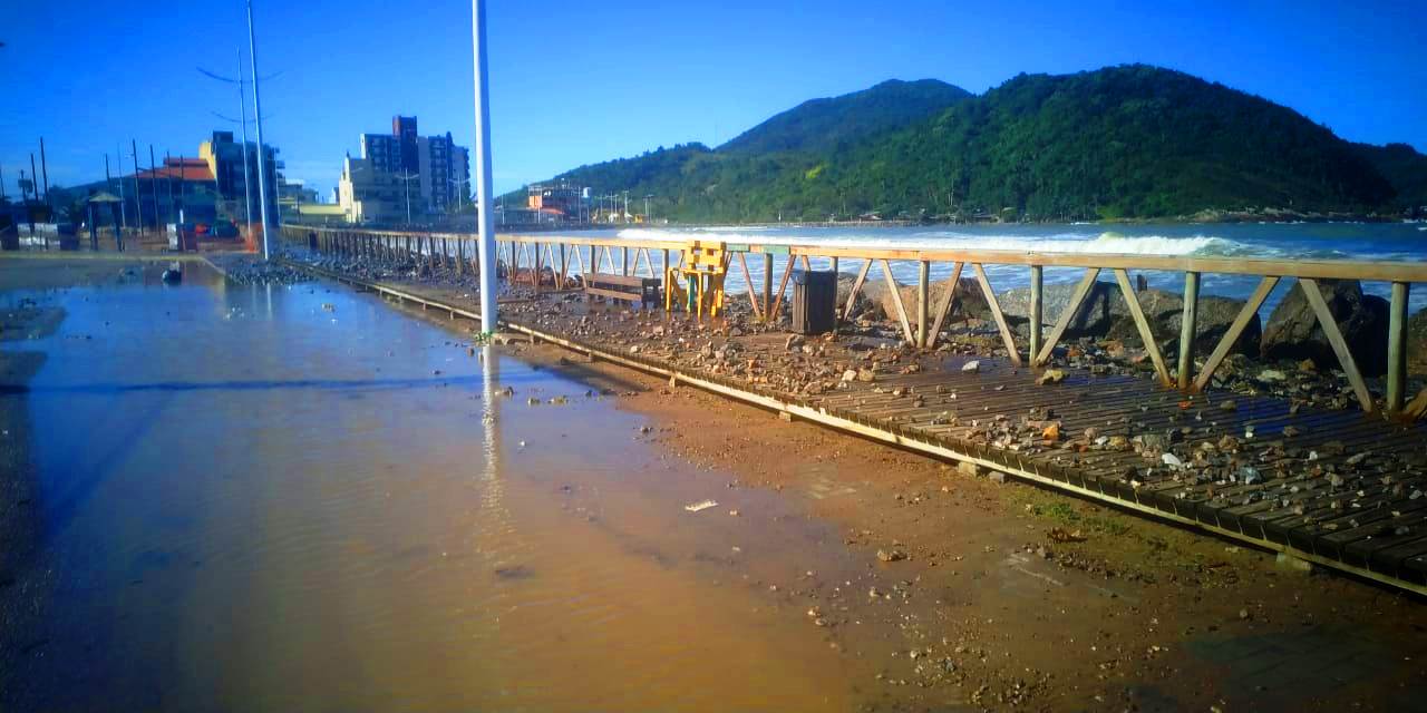 Prefeitura reforça serviços de limpeza na orla da Praia no Bairro Gravatá após ressaca do mar