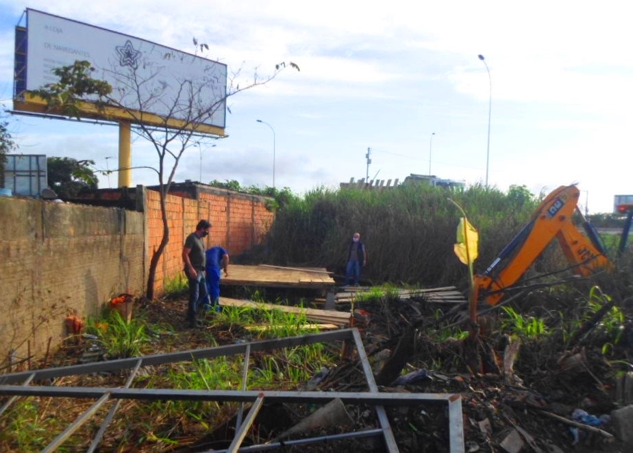 Fiscalização faz demolição de mais uma casa em terreno invadido em Navegantes