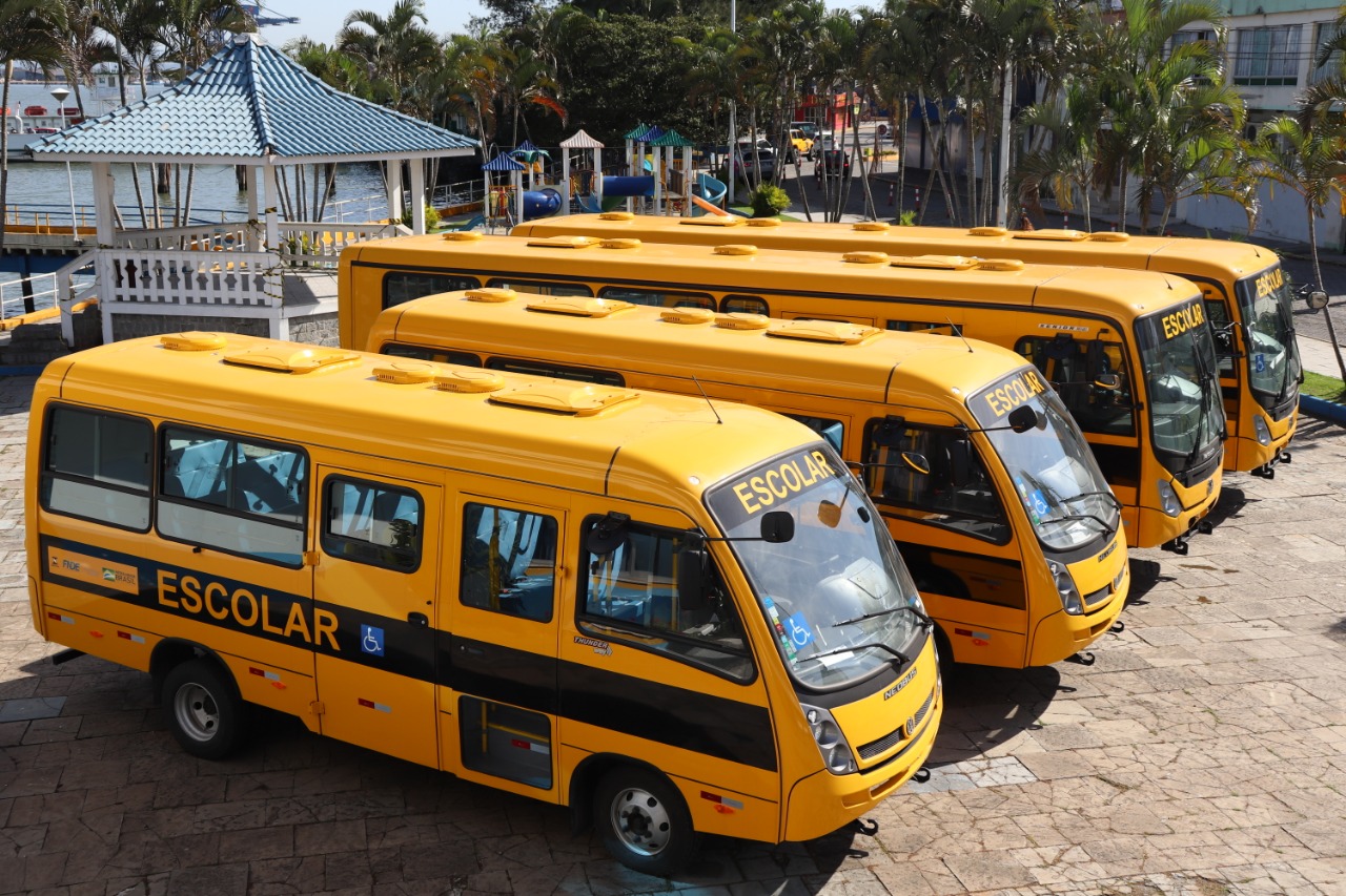Secretaria da Educação recebe 4 novos ônibus escolares