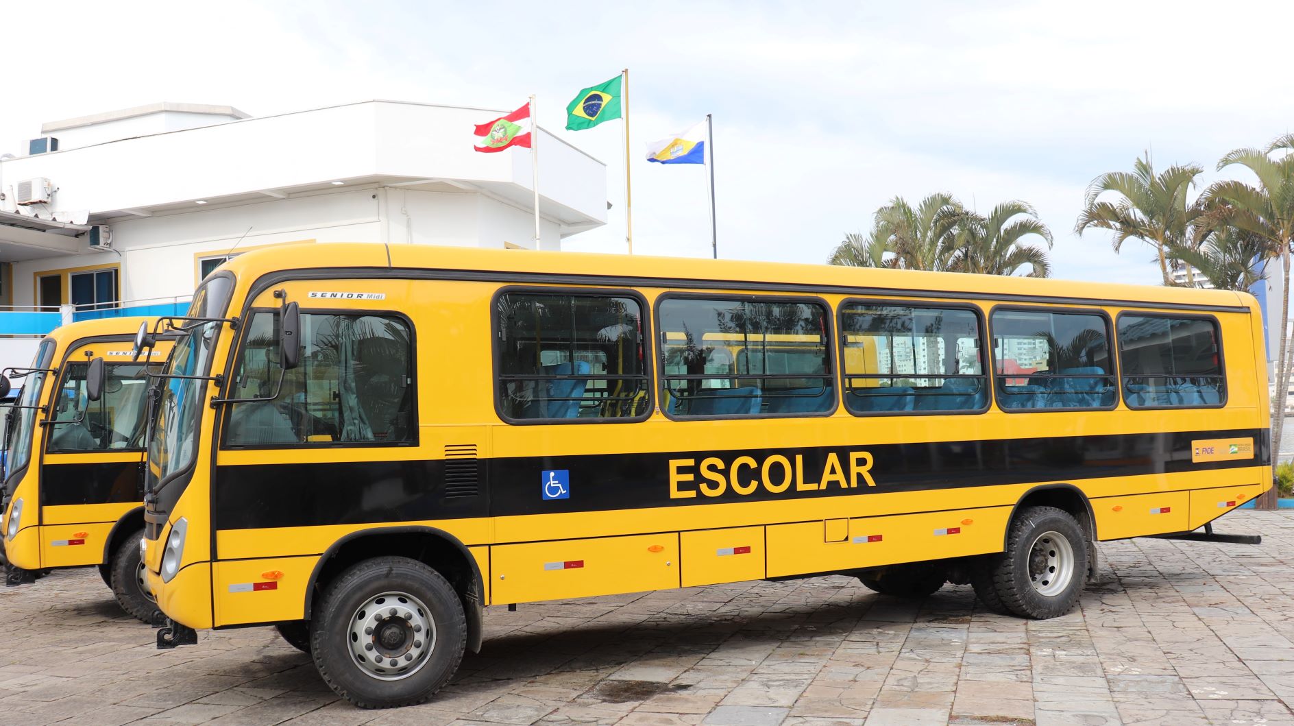 Secretaria da Educação recebe quatro novos ônibus escolares 