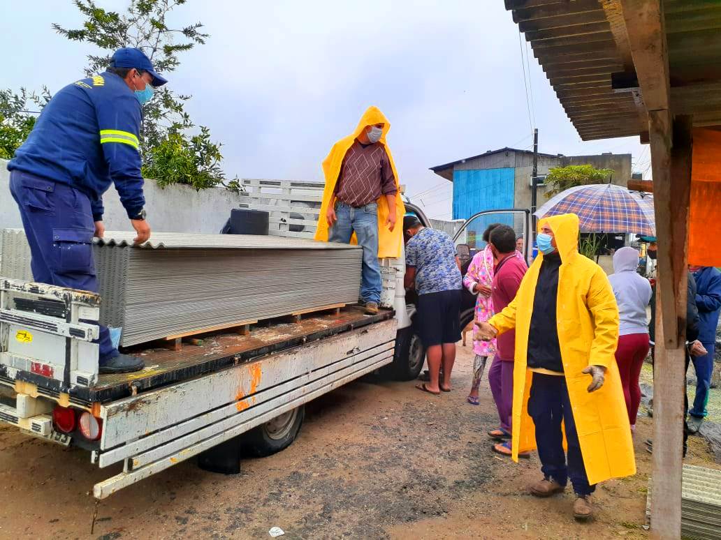 Defesa Civil de Navegantes faz entrega de 3 mil telhas para famílias afetadas com o ciclone