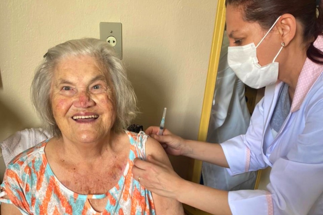 Navegantes vacina primeiros idosos com mais de 90 anos contra a Covid-19