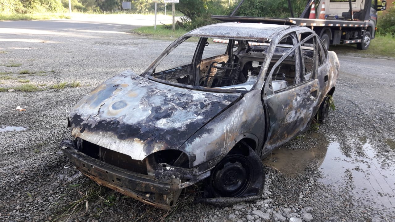 veículo incendiado em Penha