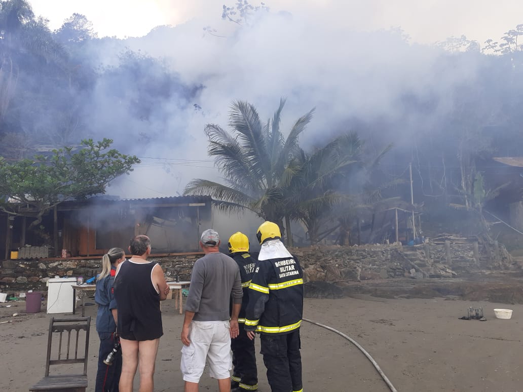 INCÊNDIO DESTRÓI RESIDÊNCIA EM PENHA