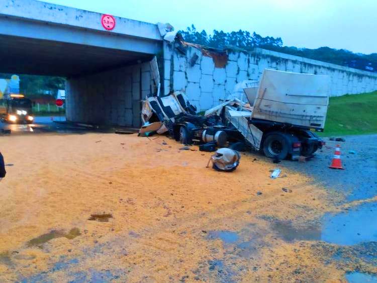 CARRETA CAI DE VIADUTO EM PENHA E BLOQUEIA TRÂNSITO