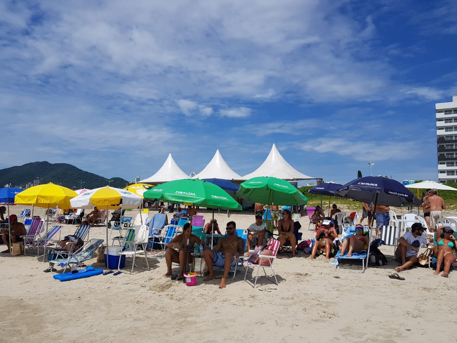 DOMINGO TEM MÚSICA E AULA DE DANÇA NA PRAIA NO PONTAL