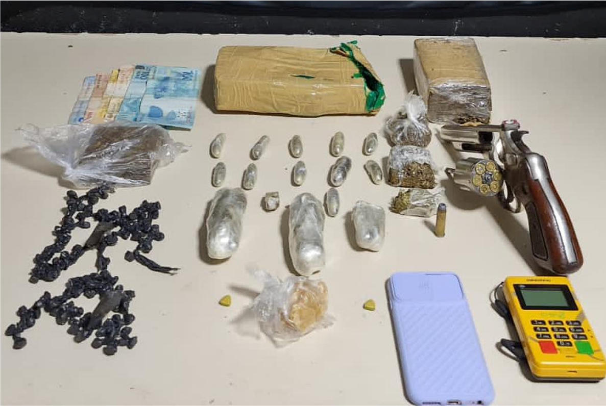 suspeitos de transportar drogas nas partes íntimas são presos em navegantes