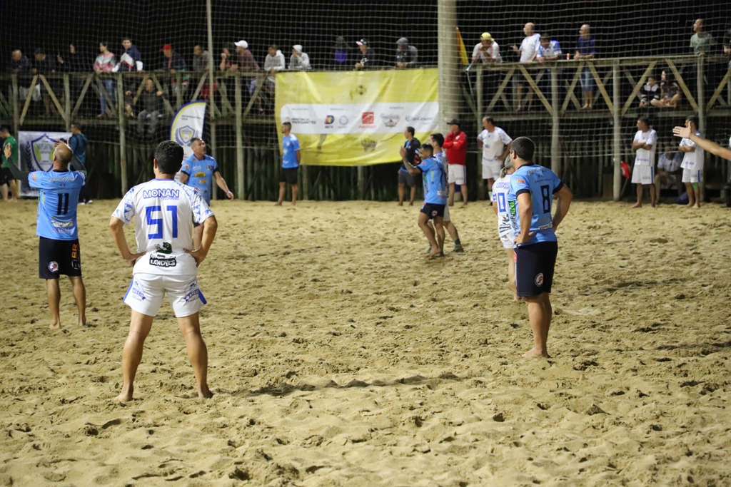 Atual campeão do futebol de areia de Navegantes sai com vitória do primeiro  jogo