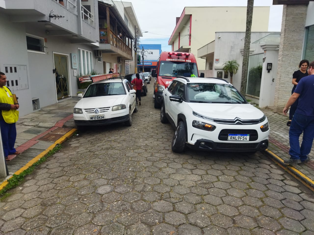 MULHER SOFRE MAL SÚBITO E BATE EM DOIS VEÍCULOS EM NAVEGANTES