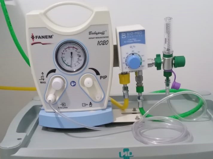 Esse aparelho, conhecido como Baby Puff, é um equipamento imprescindível para realizar o ressuscitamento na sala de parto, pois ventila e oxigena de acordo com as necessidades especificas do bebê...