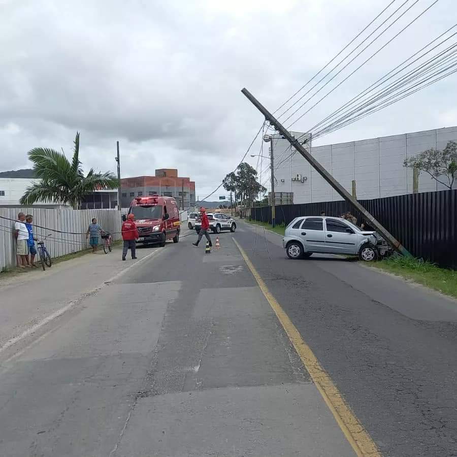 MOTORISTA DERRUBA POSTE EM NAVEGANTES