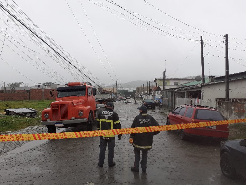 CAMINHÃO DERRUBA POSTE NO BAIRRO NOSSA SENHORA DAS GRAÇAS