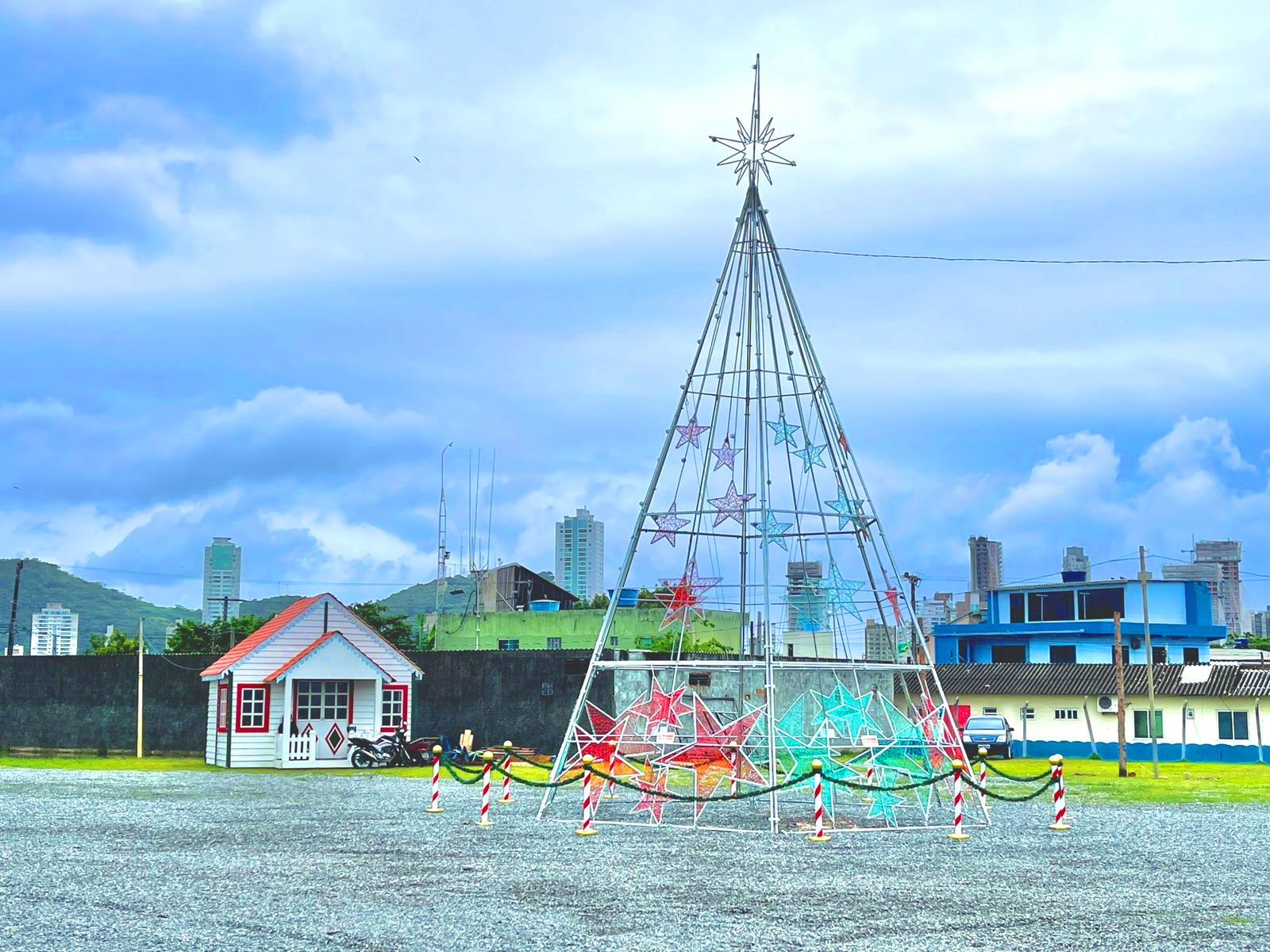 NAVEGANTES INICIA A MONTAGEM DA VILA DO PAPAI NOEL NO PONTAL