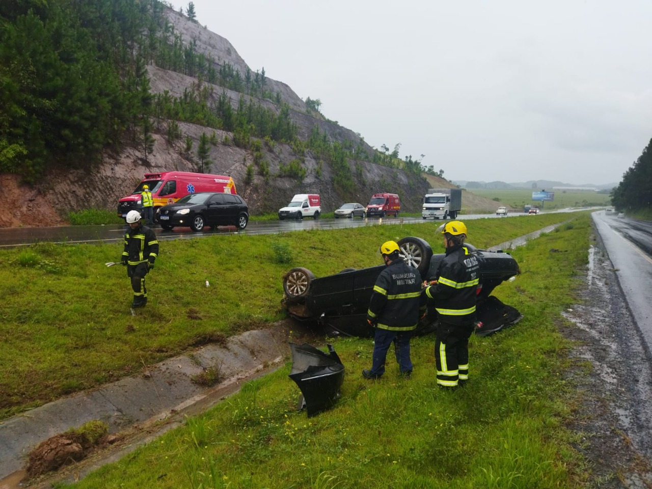 CARRO CAPOTA COM FAMÍLIA NA BR 470 EM NAVEGANTES