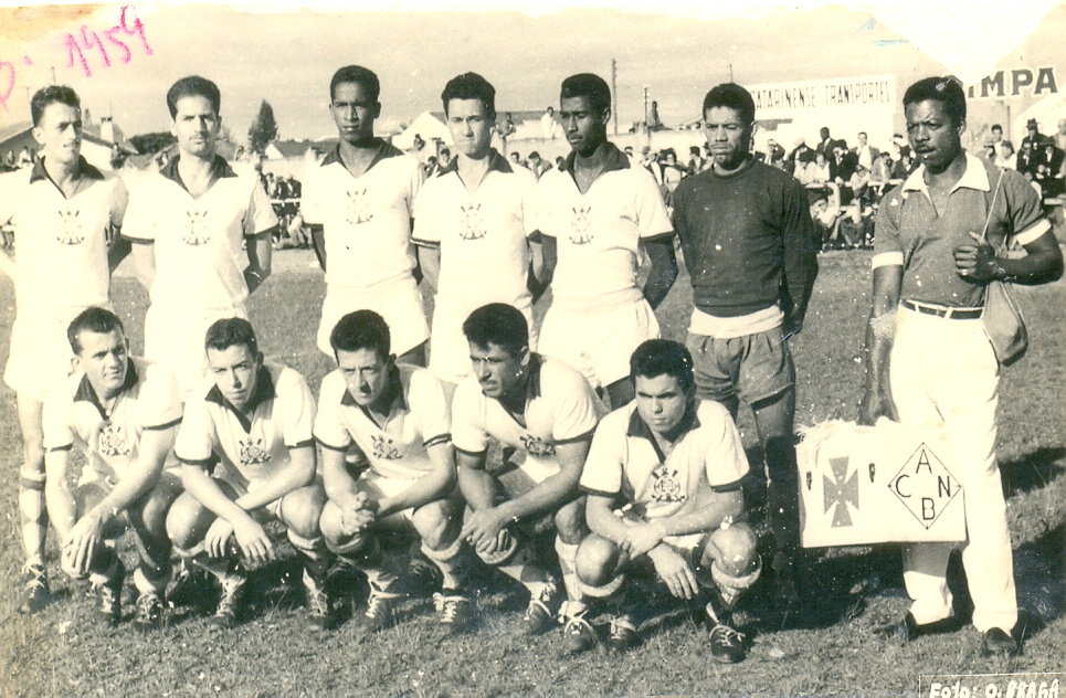 Quico ( da esquerda para a direita, o último jogador agachado) foi campeão pelo Barroso em 1959. Crédito: Arquivo Público de Itajaí