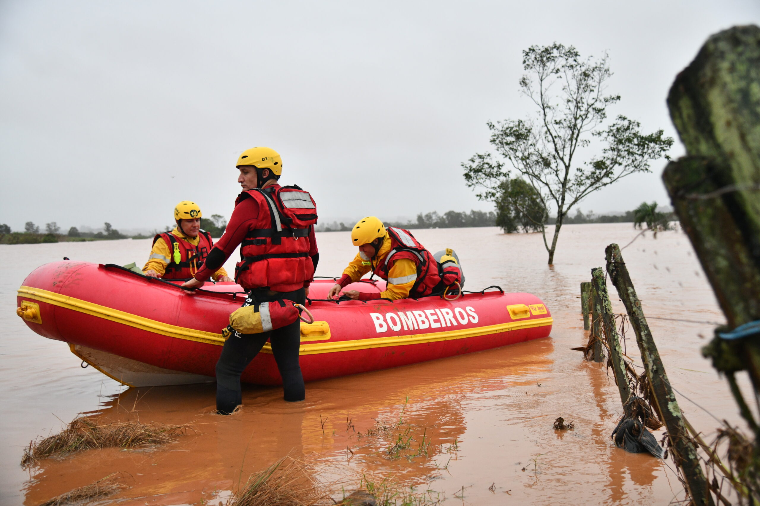 Bombeiros catarinenses resgatam 360 pessoas e 30 animais no Rio Grande do Sul