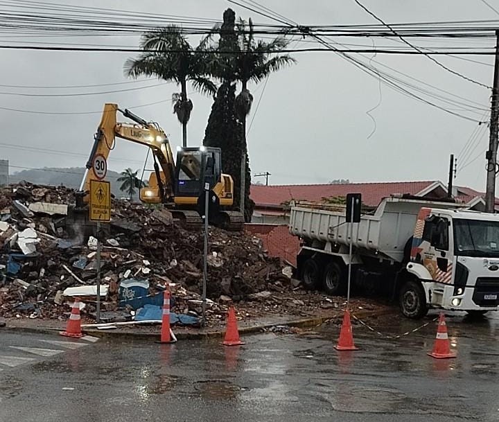 Prefeitura demole prédio em Navegantes