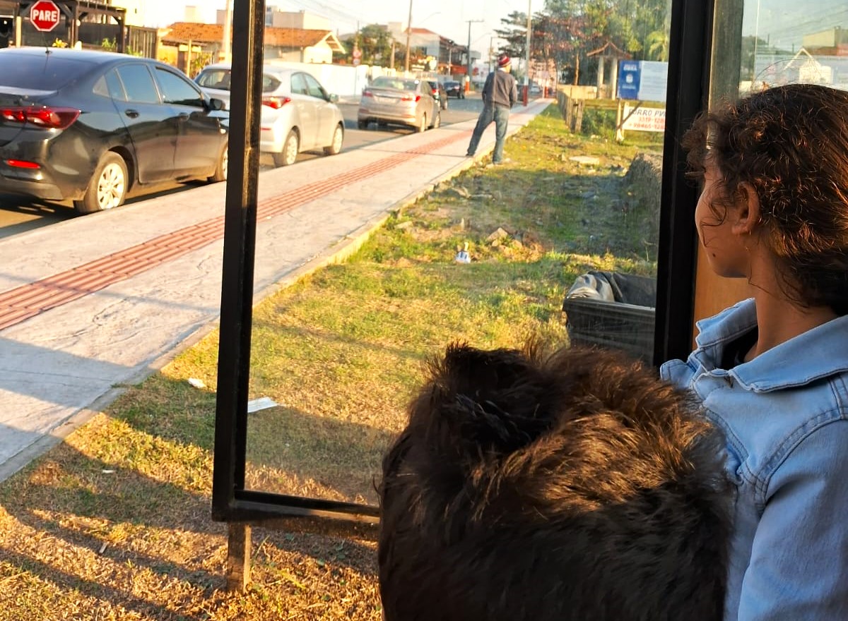 HOMEM É FLAGRADO URINANDO NA RUA EM NAVEGANTES