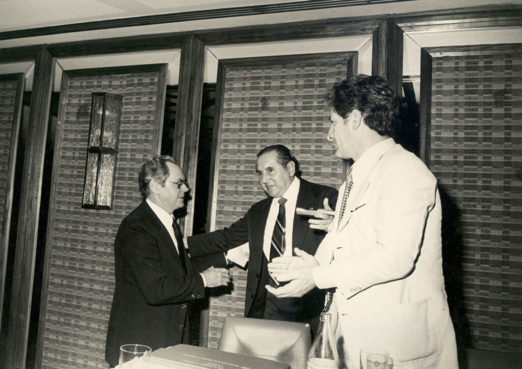 Adaime recebe cumprimentos em um encontro na cidade de São Paulo, 1980. Crédito: Centro de Documentação e Memória histórica de Itajaí 