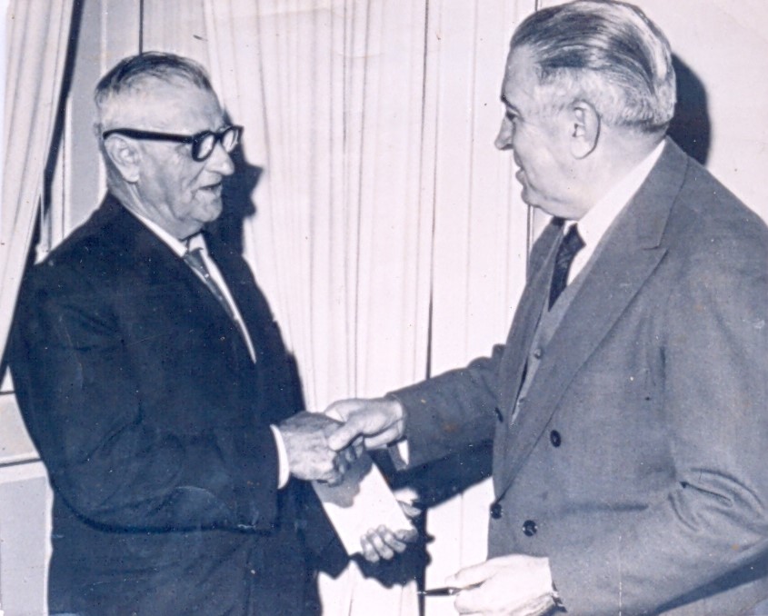 Athanázio Rodrigues e o governador Celso Ramos durante a cerimônia de instalação do município de Navegantes no dia 26 de agosto de 1962. Crédito: Centro de Documentação e Memória histórica de Itajaí 