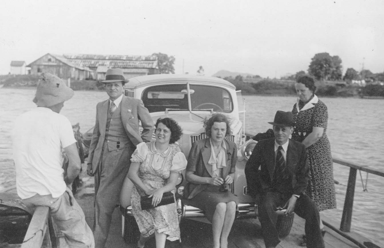 Gaya foi um grande aliado da família Konder. Na foto, Marcos Konder (de pé), Victor Konder (sentado) e familiares durante a travessia para Navegantes em 1944. Crédito: Arquivo Público de Itajaí