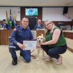 Cabo Amorim e cão Moana são homenageados na Câmara de Navegantes