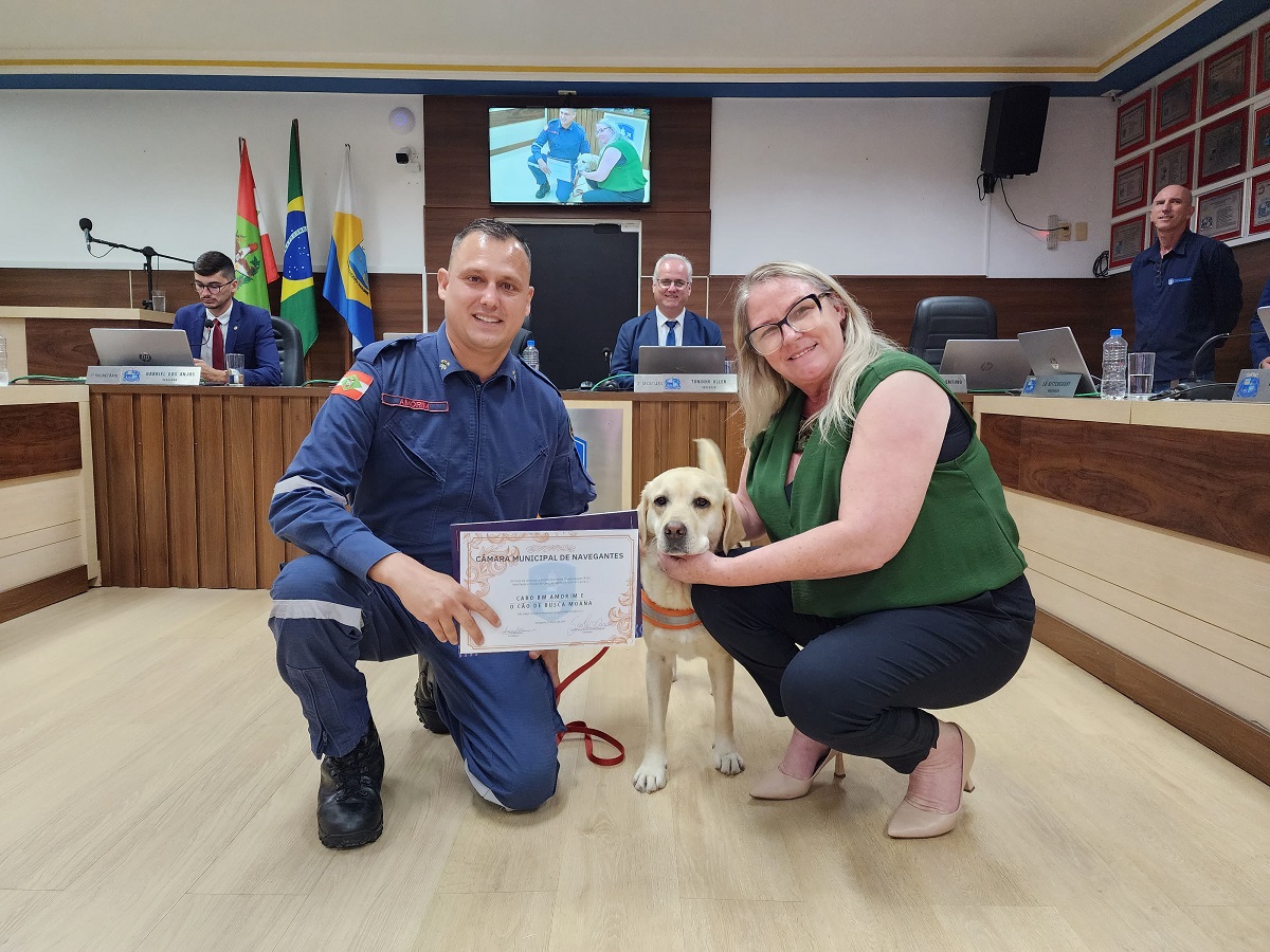 Cabo Amorim e cão Moana são homenageados na Câmara de Navegantes