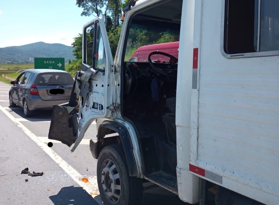 Caminhão colide com obra na pista deixando funcionário ferido