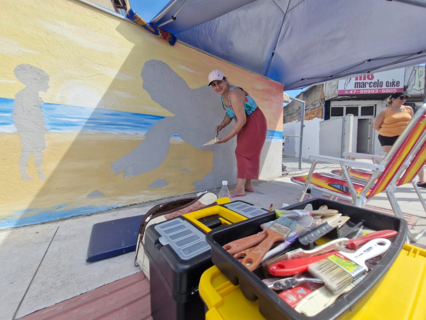 Artista transforma muro em obra de arte em Navegantes