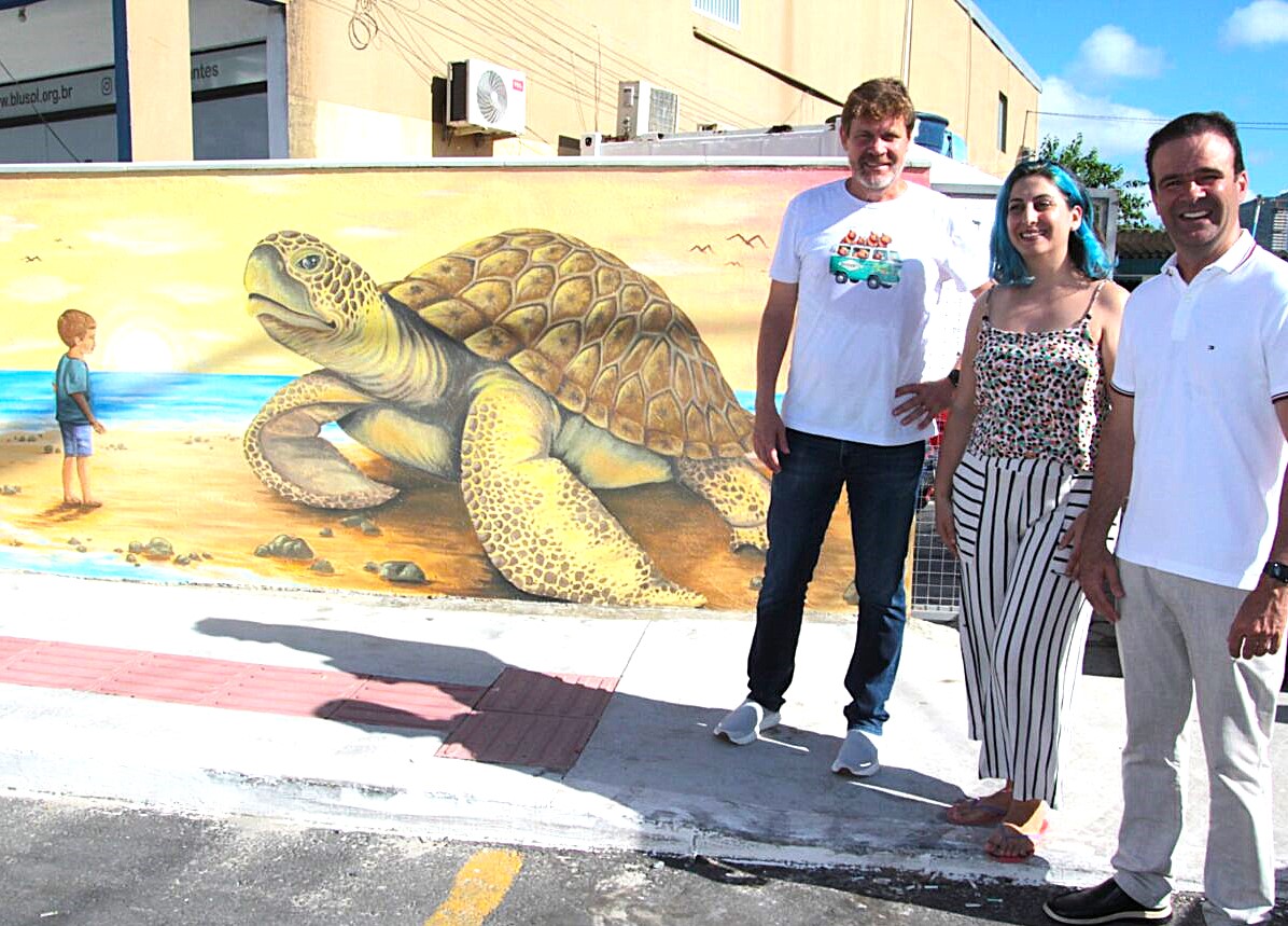 Artista transforma muro em obra de arte em Navegantes