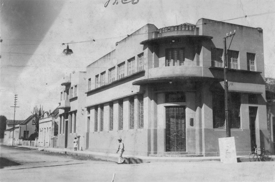 Primeira sede própria do Banco Inco de Itajaí - Rua Hercílio Luz esquina com XV de novembro em 1936. Crédito: FGML/CDMH