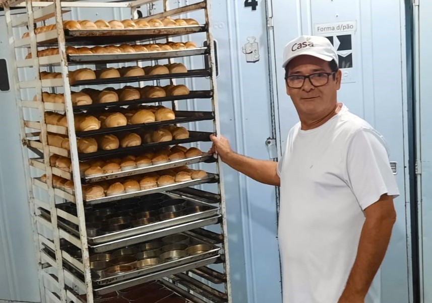 O padeiro que faz os pães mais vendidos de Navegantes