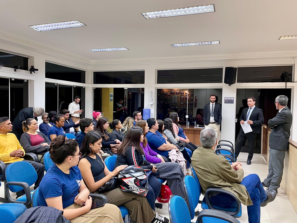 Acadêmicos de Administração do Sinergia têm aula prática na Câmara de Vereadores