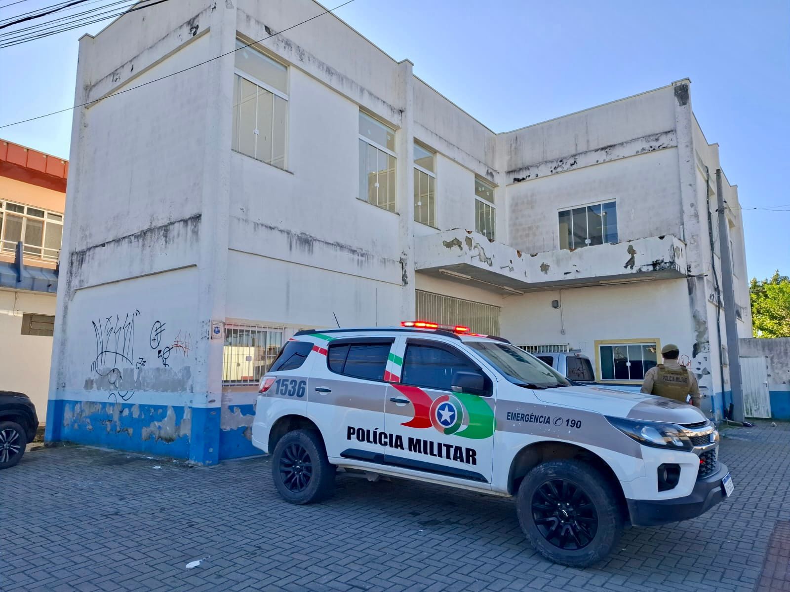 Prédio onde deveria ser a academia de saúde é ocupado por mendigos