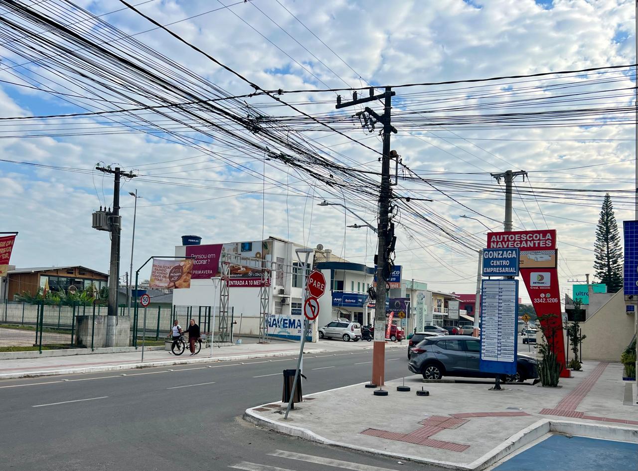 Aglomeração de fios gera poluição visual em Navegantes
