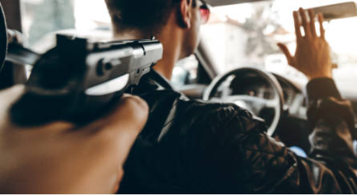 Motorista de aplicativo é amarrado no porta-malas do carro em Navegantes