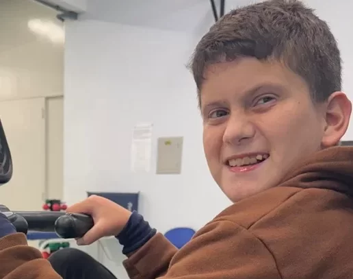Adolescente de Navegantes precisa de cirurgia para voltar a andar