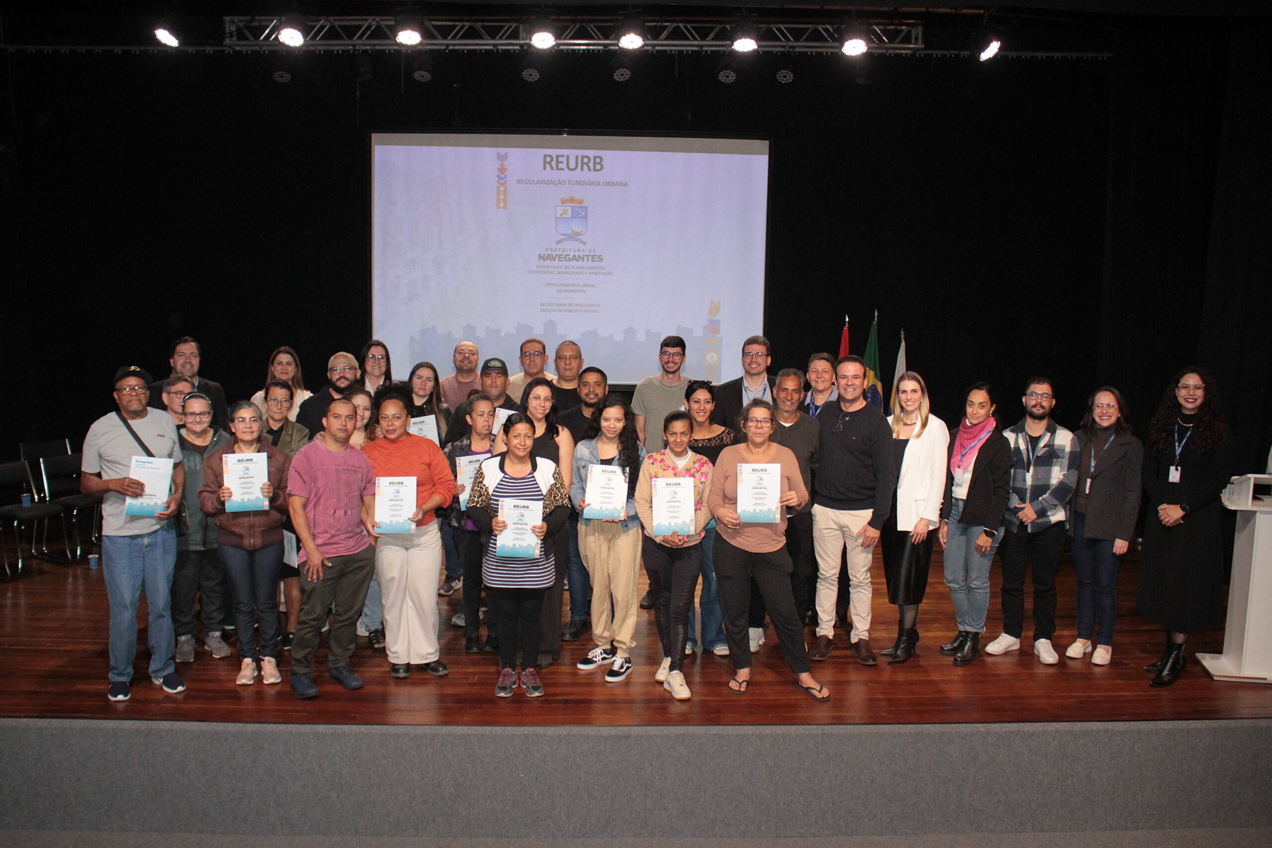 Famílias recebem títulos definitivos de suas casas no Gravatá