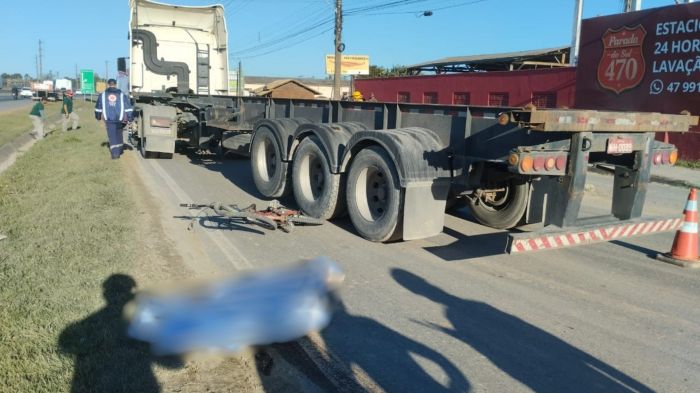 Tragédia em Machados: ciclista morre atropelado por carreta