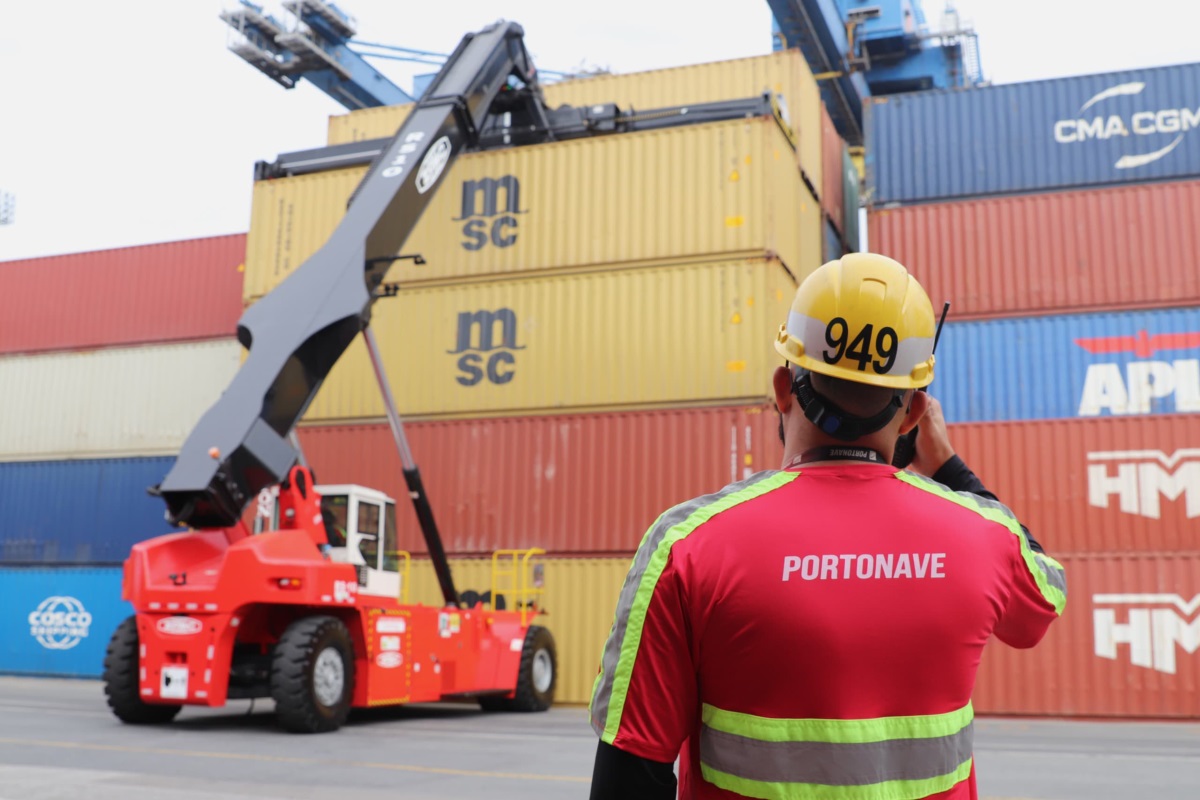 Porto de Navegantes estreia primeira empilhadeira elétrica do país