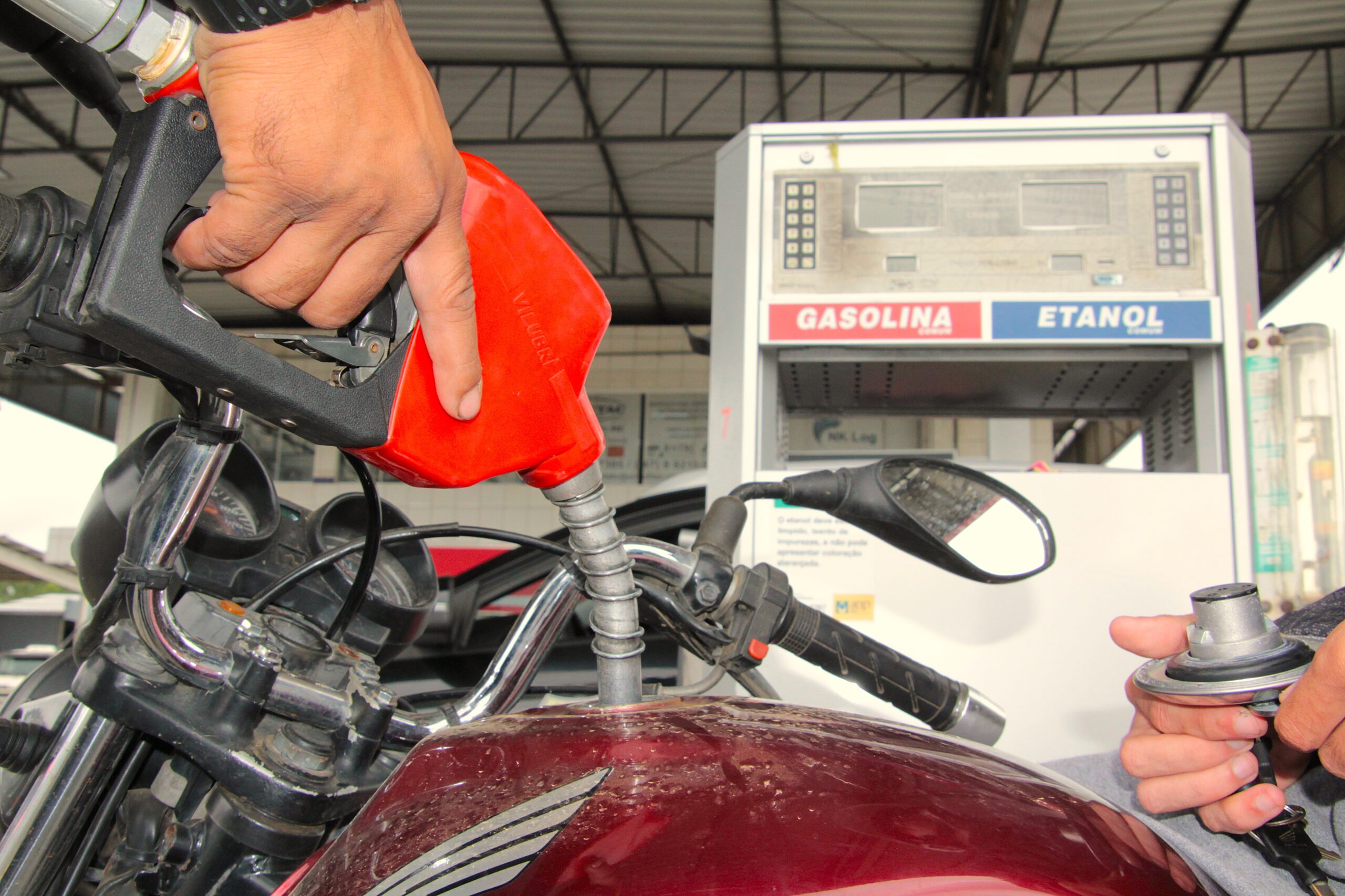 Após denúncias, Procon notifica postos de combustíveis de Navegantes