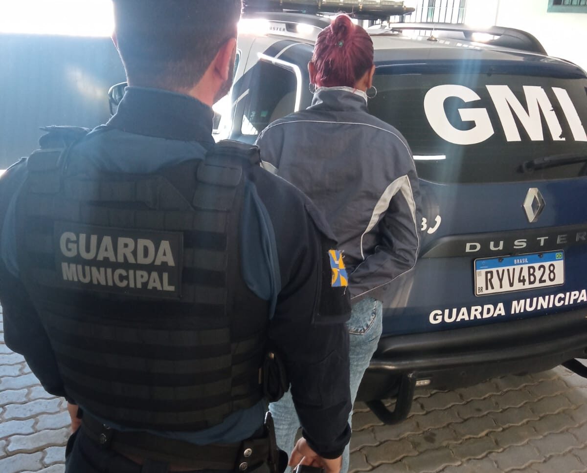 Foragida da Bahia que rendeu família e assaltou lotérica é presa em Itajaí  