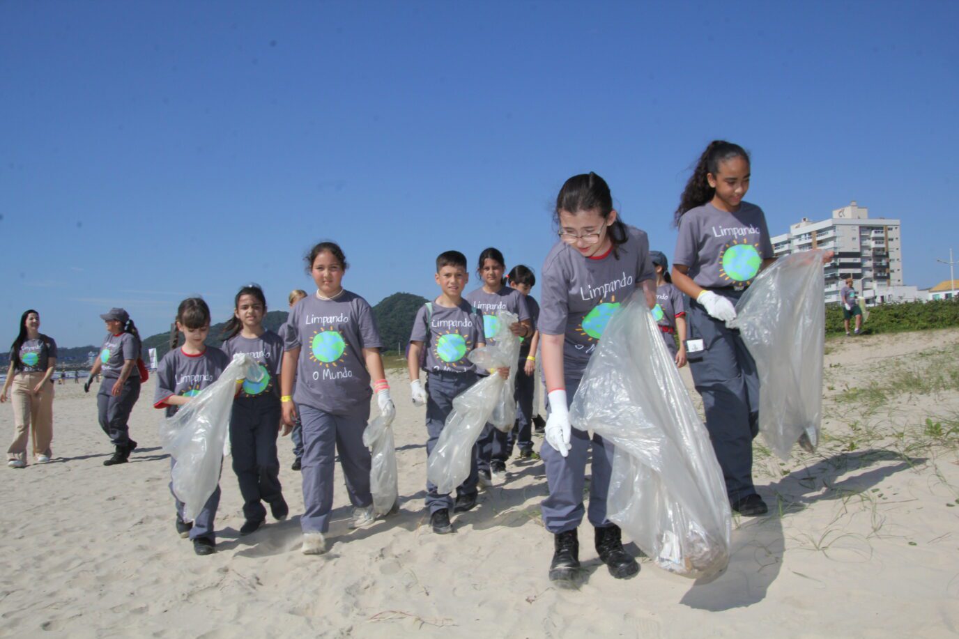 Limpando o Mundo reúne mais de 800 voluntários em Navegantes