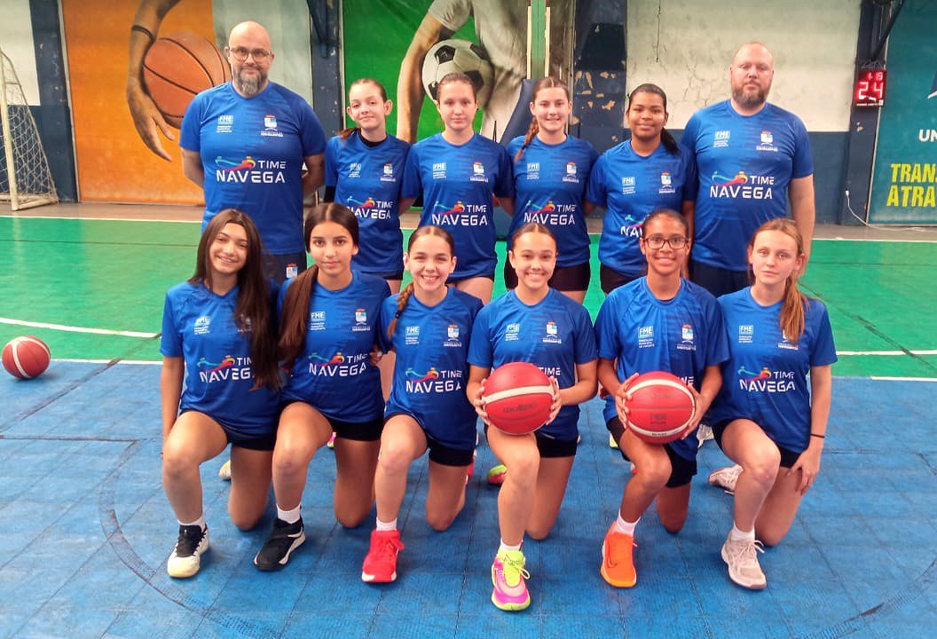 Navegantes disponibiliza escolinha de basquete e voleibol gratuita