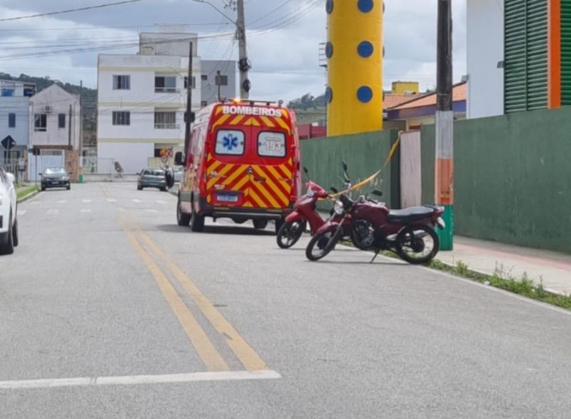 Alunos de 13 anos esfaqueiam colega em frente a uma escola da região