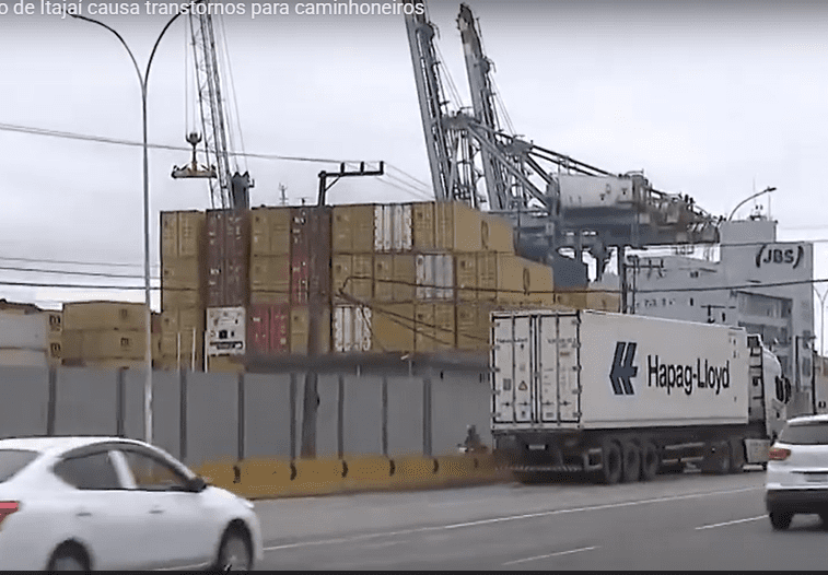 Filas de carretas em frente ao porto geram transtorno ao trânsito em Itajaí (2)