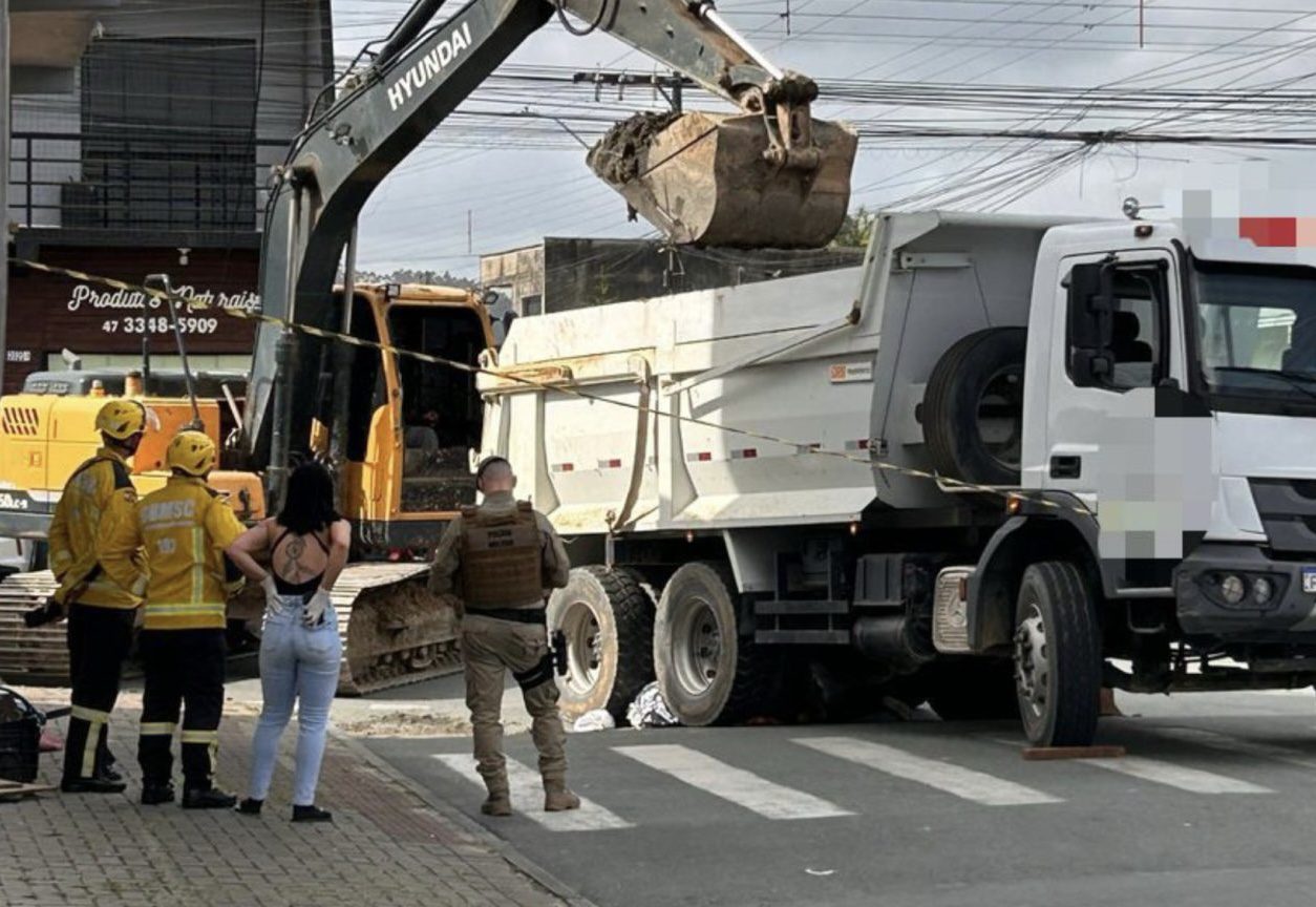 Homem morre atropelado por caminhão em Navegantes