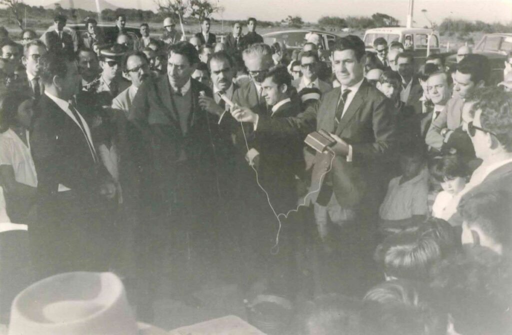 O governador Ivo e Silveira e o prefeito Cirino Adolfo Cabral sendo entrevistados pela imprensa Acervo Adherbal Ramos Cabral