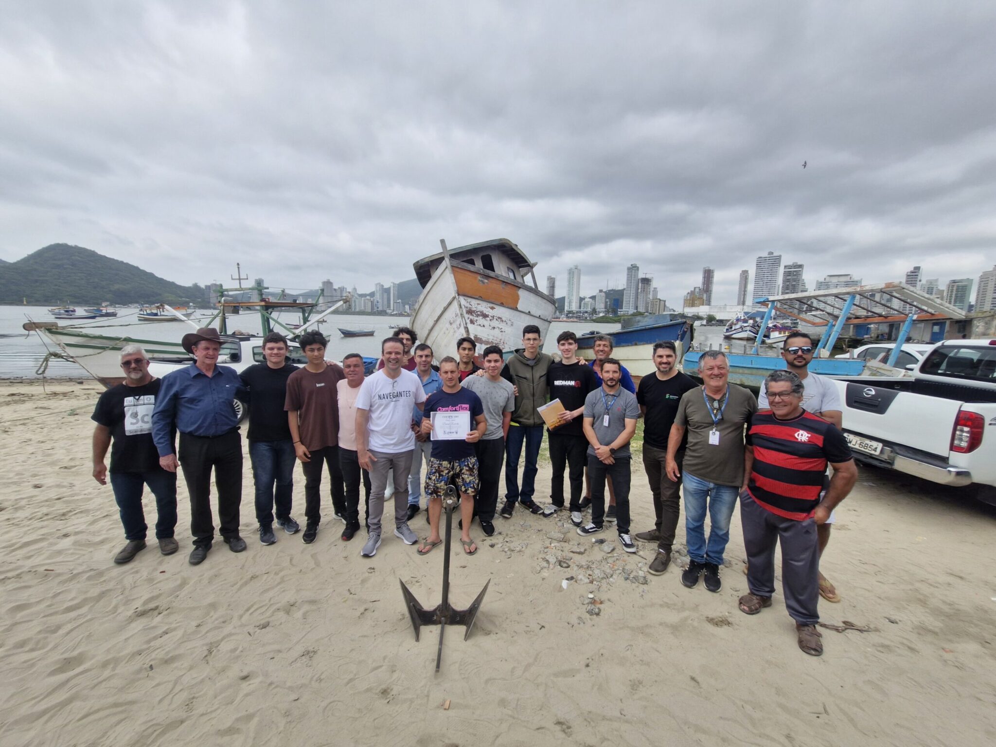 Portinho dos Pescadores recebe âncoras e nova iluminação