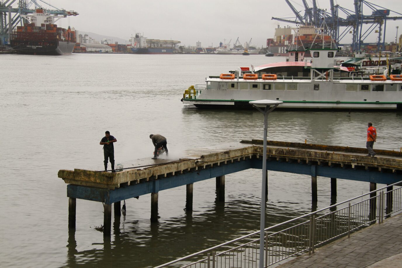 Trapiche da beira-rio de Navegantes começa a ser demolido